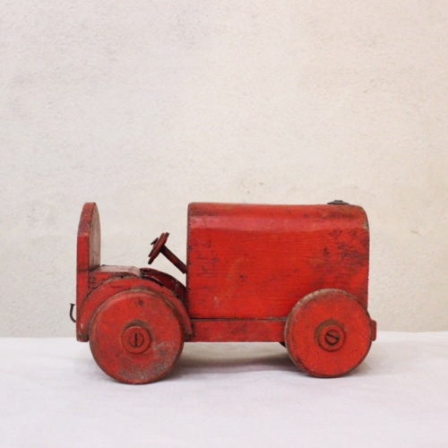 英国ヴィンテージの赤い木製の汽車