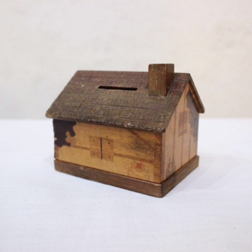 英国ヴィンテージの木製家型の貯金箱