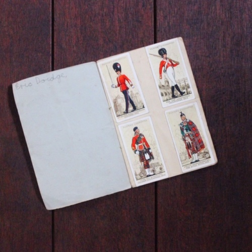 英国ヴィンテージの軍服のシガレットカードアルバム