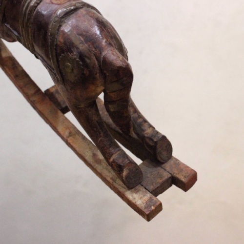 英国ヴィンテージの手彫りのロッキング木馬尻尾