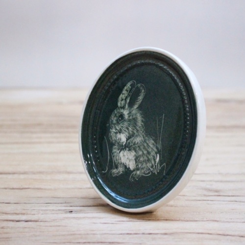 英国ヴィンテージの緑色のウサギの絵のスタンド付き陶盤