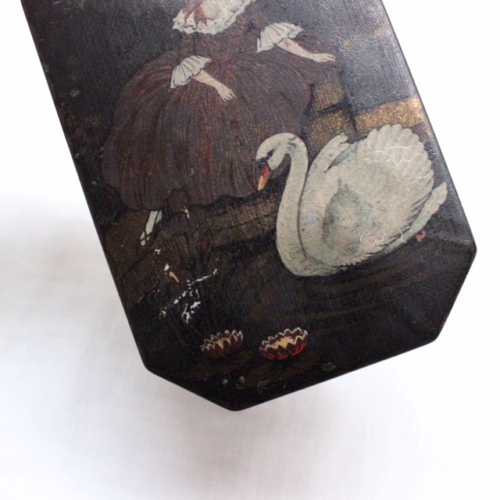 イギリスアンティークの白鳥と女の子の絵の缶